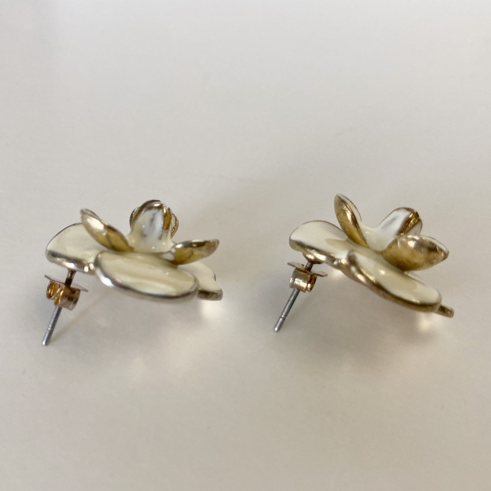 Cream Flower Enamel Earrings - Picture 6 of 7